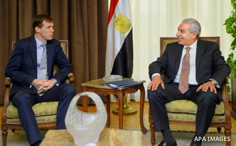 Egyptian Minister of Trade and Industry Tariq Qabeel meets with British Ambassador to Egypt John Casson, in Cairo, Egypt, on November 17, 2017. Photo by Amr Sayed