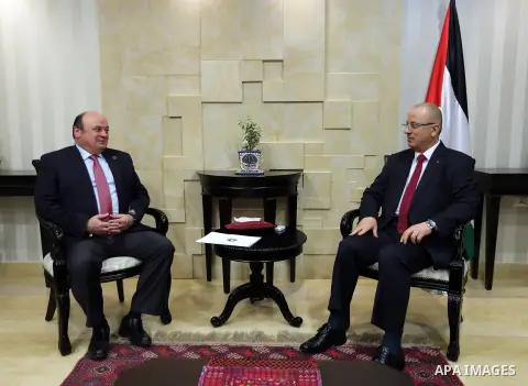 Palestinian Prime Minister, Rami Hamdallah, meets with Azzam Shawwa Governor of the Palestinian Monetary Authority, in the West Bank city of Ramallah, on Nov 19, 2017. Photo by Prime Minister Office