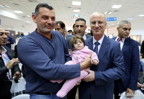Palestinian Prime Minister, Rami Hamdallah, inspects the crossings and the borders, in the West Bank city of Jericho, on Nov 20, 2017. Photo by Prime Minister Office