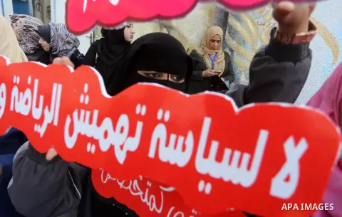 Palestinian graduates hold placards during a protest to demand their rights, in front of the headquarters United Nations Relief and Works Agency (UNRWA) in Gaza city on November 20, 2017. Photo by Mohammed Asad