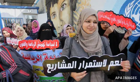 Palestinian graduates hold placards during a protest to demand their rights, in front of the headquarters United Nations Relief and Works Agency (UNRWA) in Gaza city on November 20, 2017. Photo by Mohammed Asad