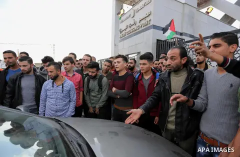 Palestinian students shout outside Rafah border crossing demanding to travel to complete their study abroad in the southern Gaza Strip on November 20, 2017, following its opening for three days for the first time since a...