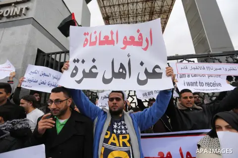 Palestinian students shout outside Rafah border crossing demanding to travel to complete their study abroad in the southern Gaza Strip on November 23, 2017. Photo by Ashraf Amra