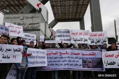 Palestinian students shout outside Rafah border crossing demanding to travel to complete their study abroad in the southern Gaza Strip on November 23, 2017. Photo by Ashraf Amra