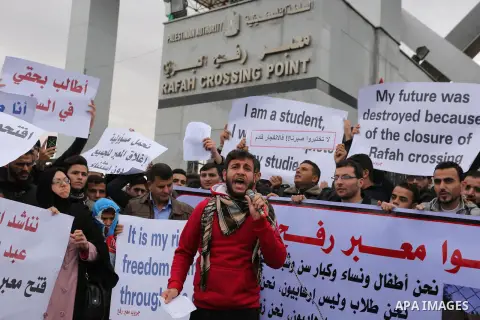 Palestinian students shout outside Rafah border crossing demanding to travel to complete their study abroad in the southern Gaza Strip on November 23, 2017. Photo by Ashraf Amra