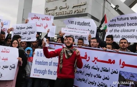 Palestinian students shout outside Rafah border crossing demanding to travel to complete their study abroad in the southern Gaza Strip on November 23, 2017. Photo by Ashraf Amra