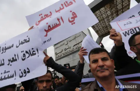 Palestinian students shout outside Rafah border crossing demanding to travel to complete their study abroad in the southern Gaza Strip on November 23, 2017. Photo by Ashraf Amra