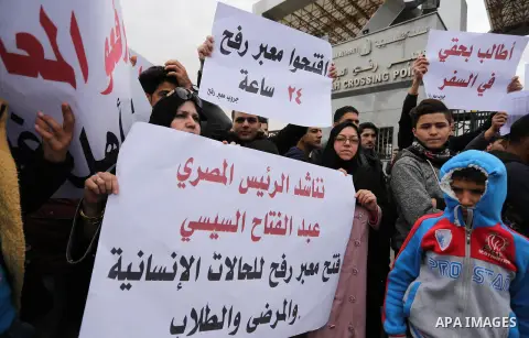 Palestinian students shout outside Rafah border crossing demanding to travel to complete their study abroad in the southern Gaza Strip on November 23, 2017. Photo by Ashraf Amra