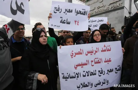 Palestinian students shout outside Rafah border crossing demanding to travel to complete their study abroad in the southern Gaza Strip on November 23, 2017. Photo by Ashraf Amra