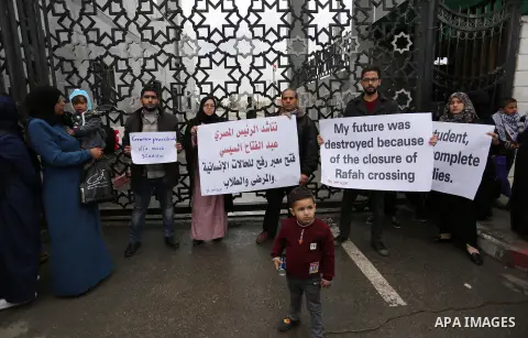 Palestinian students shout outside Rafah border crossing demanding to travel to complete their study abroad in the southern Gaza Strip on November 23, 2017. Photo by Ashraf Amra