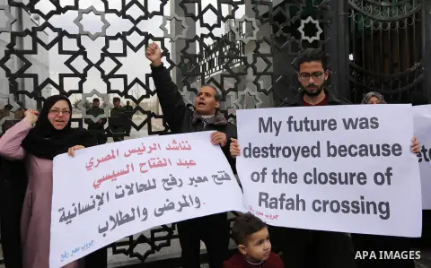 Palestinian students shout outside Rafah border crossing demanding to travel to complete their study abroad in the southern Gaza Strip on November 23, 2017. Photo by Ashraf Amra