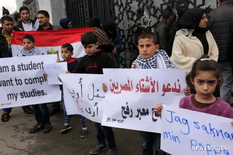 Palestinian students shout outside Rafah border crossing demanding to travel to complete their study abroad in the southern Gaza Strip on November 23, 2017. Photo by Ashraf Amra