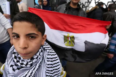 Palestinian students shout outside Rafah border crossing demanding to travel to complete their study abroad in the southern Gaza Strip on November 23, 2017. Photo by Ashraf Amra