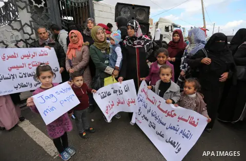 Palestinian students shout outside Rafah border crossing demanding to travel to complete their study abroad in the southern Gaza Strip on November 23, 2017. Photo by Ashraf Amra