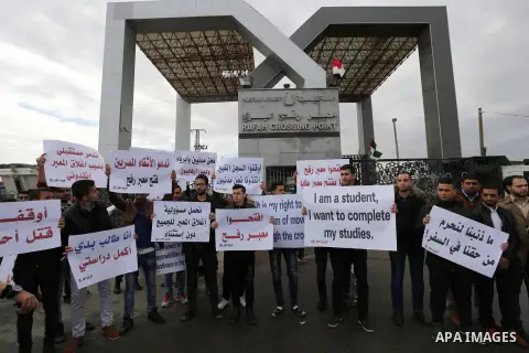 Palestinian students shout outside Rafah border crossing demanding to travel to complete their study abroad in the southern Gaza Strip on November 23, 2017. Photo by Ashraf Amra