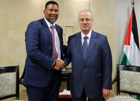 Palestinian Prime Minister, Rami Hamdallah, meets with South African MP Mandela Mandela, in the West Bank city of Ramallah, on November 27, 2017. Photo by Prime Minister Office