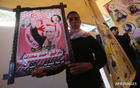 Palestinians take part in a protest to show solidarity with Palestinian prisoners held in Israeli jails, in front of Red cross office in Gaza city, on December 4, 2017. Photo by Mohammed Asad