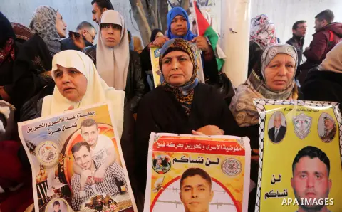 Palestinians take part in a protest to show solidarity with Palestinian prisoners held in Israeli jails, in front of Red cross office in Gaza city, on December 4, 2017. Photo by Mohammed Asad