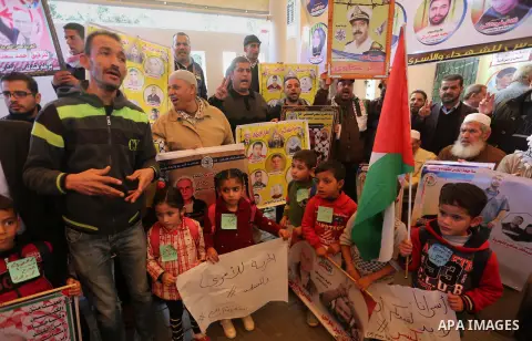 Palestinians take part in a protest to show solidarity with Palestinian prisoners held in Israeli jails, in front of Red cross office in Gaza city, on December 4, 2017. Photo by Mohammed Asad