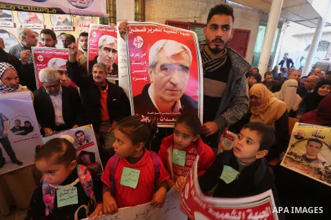 Palestinians take part in a protest to show solidarity with Palestinian prisoners held in Israeli jails, in front of Red cross office in Gaza city, on December 4, 2017. Photo by Mohammed Asad