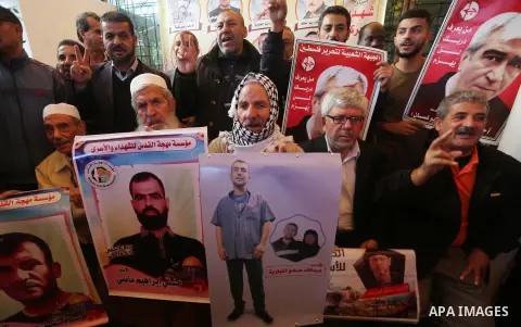Palestinians take part in a protest to show solidarity with Palestinian prisoners held in Israeli jails, in front of Red cross office in Gaza city, on December 4, 2017. Photo by Mohammed Asad