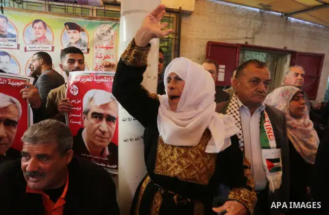 Palestinians take part in a protest to show solidarity with Palestinian prisoners held in Israeli jails, in front of Red cross office in Gaza city, on December 4, 2017. Photo by Mohammed Asad