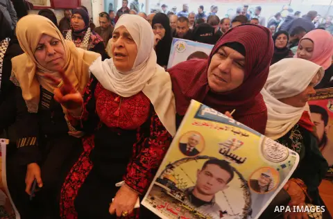 Palestinians take part in a protest to show solidarity with Palestinian prisoners held in Israeli jails, in front of Red cross office in Gaza city, on December 4, 2017. Photo by Mohammed Asad