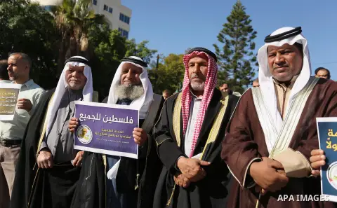 Palestinian employees of Gaza strip hold banners during a protest demanding their rights, in Gaza city, on December 4, 2017. Photo by Ashraf Amra