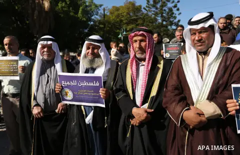 Palestinian employees of Gaza strip hold banners during a protest demanding their rights, in Gaza city, on December 4, 2017. Photo by Ashraf Amra
