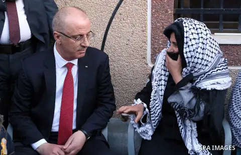 Palestinian Prime Minister Rami Hamdallah offered his condolences to the family of Mahmoud Odeh, in the West Bank city of Nablus on December 04, 2017. Photo by Prime Minister Office