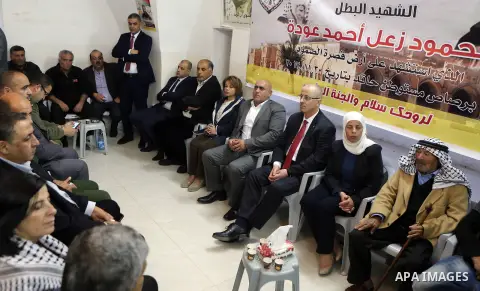 Palestinian Prime Minister Rami Hamdallah offered his condolences to the family of Mahmoud Odeh, in the West Bank city of Nablus on December 04, 2017. Photo by Prime Minister Office