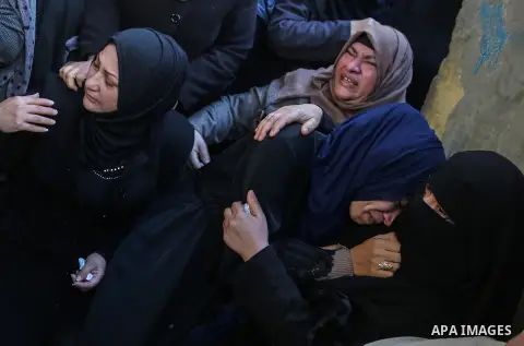 Relatives of Mahmoud al-Masri, a 30-year-old Palestinian man who was killed the previous day in clashes with Israeli troops, mourn during his funeral in Khan Younis, in the southern Gaza Strip, on December 9, 2017. Clash...