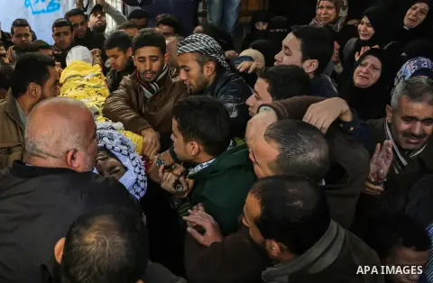 Relatives of Mahmoud al-Masri, a 30-year-old Palestinian man who was killed the previous day in clashes with Israeli troops, mourn during his funeral in Khan Younis, in the southern Gaza Strip, on December 9, 2017. Clash...