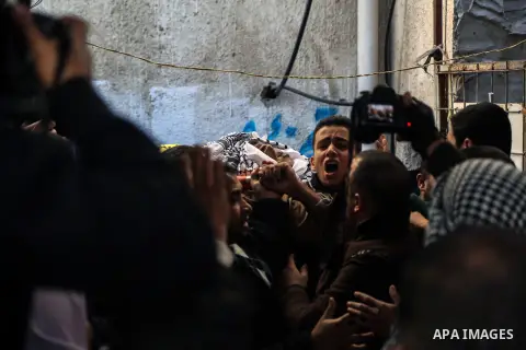 Relatives of Mahmoud al-Masri, a 30-year-old Palestinian man who was killed the previous day in clashes with Israeli troops, mourn during his funeral in Khan Younis, in the southern Gaza Strip, on December 9, 2017. Clash...