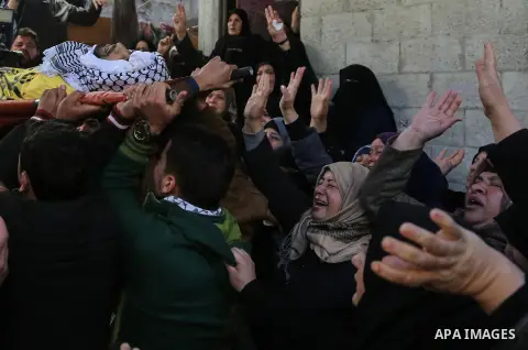Relatives of Mahmoud al-Masri, a 30-year-old Palestinian man who was killed the previous day in clashes with Israeli troops, mourn during his funeral in Khan Younis, in the southern Gaza Strip, on December 9, 2017. Clash...