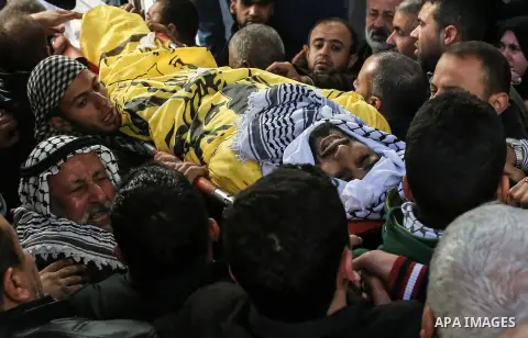 Relatives of Mahmoud al-Masri, a 30-year-old Palestinian man who was killed the previous day in clashes with Israeli troops, mourn during his funeral in Khan Younis, in the southern Gaza Strip, on December 9, 2017. Clash...