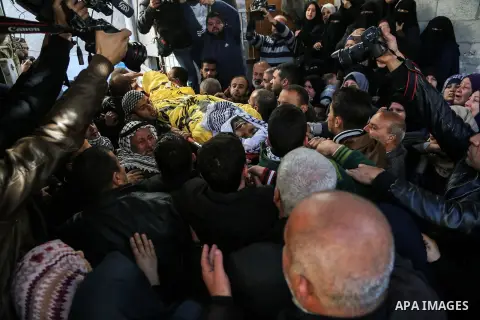 Relatives of Mahmoud al-Masri, a 30-year-old Palestinian man who was killed the previous day in clashes with Israeli troops, mourn during his funeral in Khan Younis, in the southern Gaza Strip, on December 9, 2017. Clash...