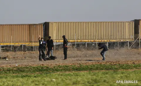 Palestinian protesters clash with Israeli forces, in Khuzaa, east of Khan Younis, in the southern Gaza Strip on December 9, 2017. Photo by Yasser Qudih