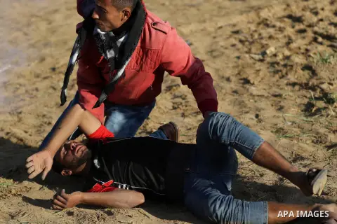 Palestinian protesters clash with Israeli forces, in Khuzaa, east of Khan Younis, in the southern Gaza Strip on December 9, 2017. Photo by Yasser Qudih