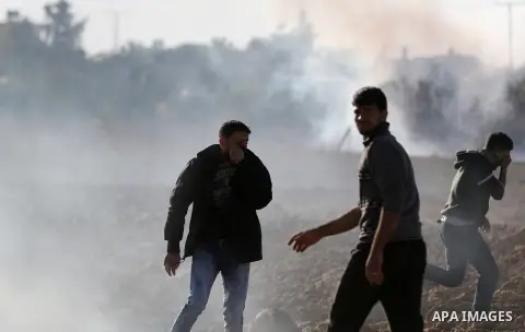 Palestinian protesters clash with Israeli forces, in Khuzaa, east of Khan Younis, in the southern Gaza Strip on December 9, 2017. Photo by Yasser Qudih