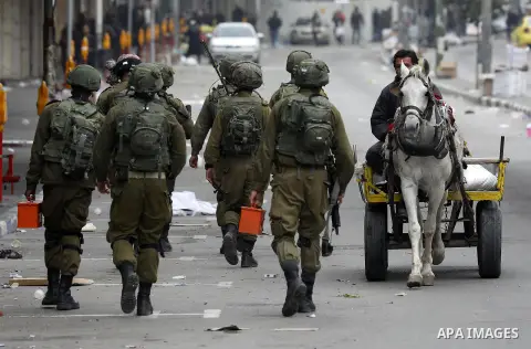 Israeli security forces take position during a demonstration in the West Bank town of Hebron on December 13, 2017. Photo by Wisam Hashlamoun