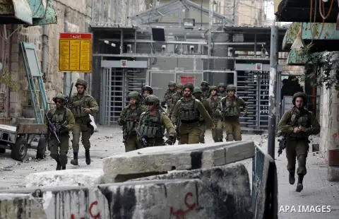 Israeli security forces take position during a demonstration in the West Bank town of Hebron on December 13, 2017. Photo by Wisam Hashlamoun