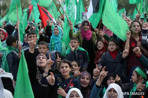 Palestinian Hamas supporters attend a rally marking the 30th anniversary of the founding of the Hamas movement, in Gaza city, December 14, 2017. Photo by Mohammed Asad