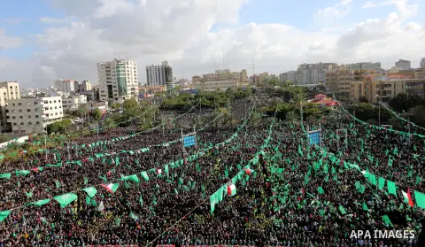 Palestinian Hamas supporters attend a rally marking the 30th anniversary of the founding of the Hamas movement, in Gaza city, December 14, 2017. Photo by Ashraf Amra