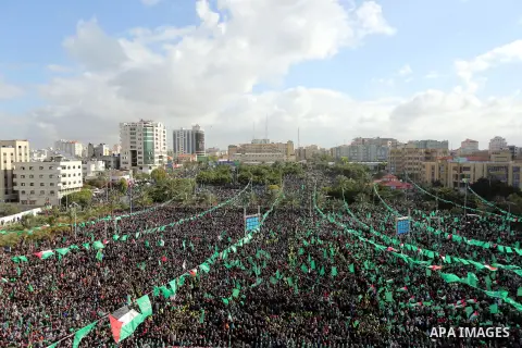 Palestinian Hamas supporters attend a rally marking the 30th anniversary of the founding of the Hamas movement, in Gaza city, December 14, 2017. Photo by Ashraf Amra