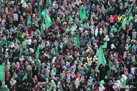 Palestinian Hamas supporters attend a rally marking the 30th anniversary of the founding of the Hamas movement, in Gaza city, December 14, 2017. Photo by Ashraf Amra