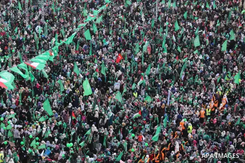 Palestinian Hamas supporters attend a rally marking the 30th anniversary of the founding of the Hamas movement, in Gaza city, December 14, 2017. Photo by Ashraf Amra