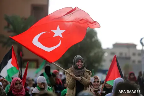 Palestinian Hamas supporters attend a rally marking the 30th anniversary of the founding of the Hamas movement, in Gaza city, December 14, 2017. Photo by Mohammed Dahman