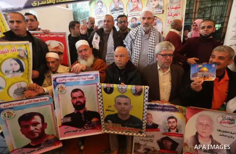 Palestinians take part in a protest to show solidarity with Palestinian prisoners held in Israeli jails, in front of Red cross office in Gaza city, on December 18, 2017. Photo by Mohammed Asad