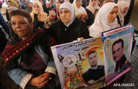 Palestinians take part in a protest to show solidarity with Palestinian prisoners held in Israeli jails, in front of Red cross office in Gaza city, on December 18, 2017. Photo by Mohammed Asad